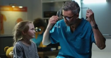 Doktor muayene kız stetoskop ile