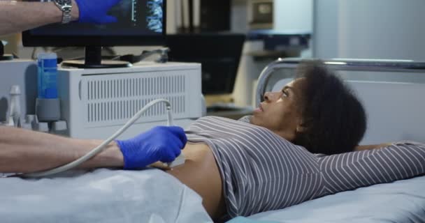 Médico examinando mujer con ultrasonido — Vídeo de stock