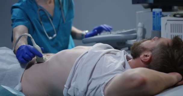 Medico esaminatore uomo con ultrasuoni — Video Stock