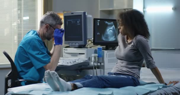 Medico che spiega la diagnosi a una donna — Video Stock