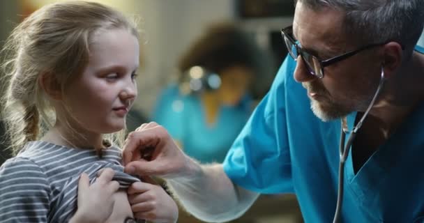 Medico esaminando ragazza con stetoscopio — Video Stock