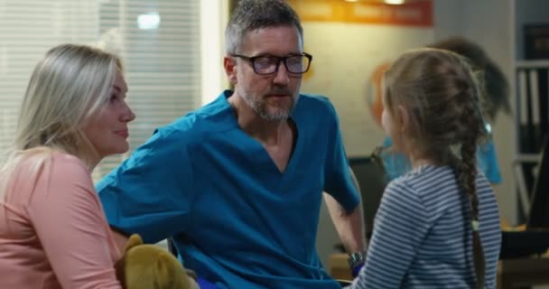 Madre y médico animando a la niña en un hospital — Vídeos de Stock