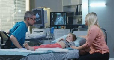 Kız için yüksek beş veren doktor