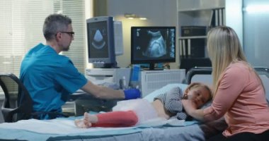 Kız için yüksek beş veren doktor