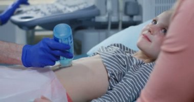 Ultrason ile kız göbek muayene Doktor