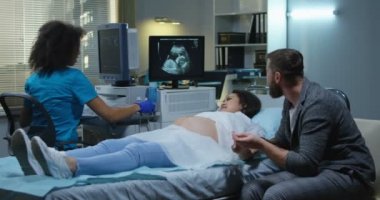 Doktor hamile kadın üzerinde ultrason muayenesi bitirme