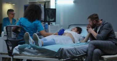 Doktor ultrason ile hamile kadın muayene