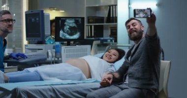 Sonografi dolabında selfie çeken çift