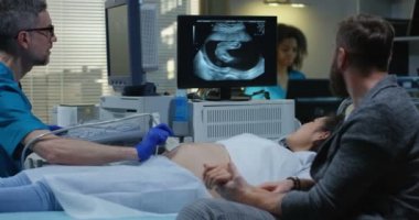 Doktor açıklama ve çift ultrason taraması gösteren