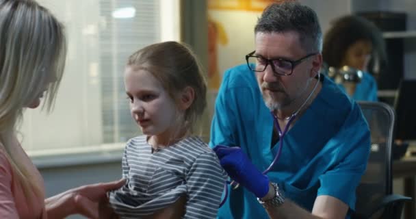 Médecin examinant fille avec stéthoscope — Video