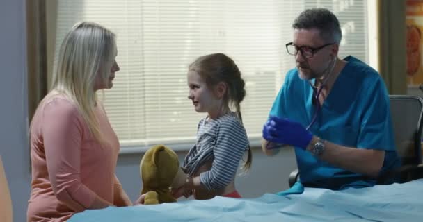 Médico examinando menina com estetoscópio — Vídeo de Stock