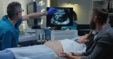 Doktor açıklama ve çift ultrason taraması gösteren