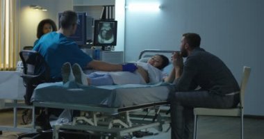 Gelecek çocuğun ultrason görüntüsünü izleyen çift