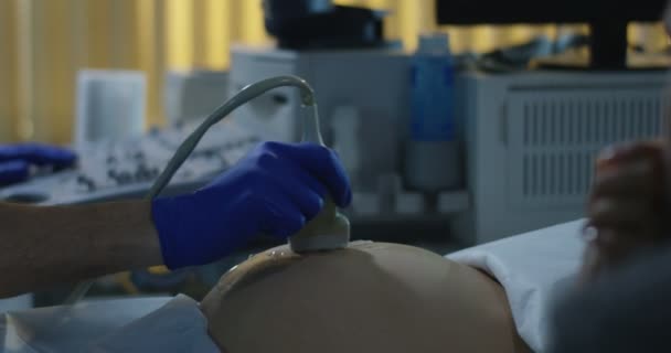 Dokter memeriksa seorang wanita hamil dengan USG — Stok Video
