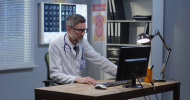 Görüntülü görüşmede konuşan erkek doktor