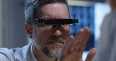 Erkek doktor Vr teknolojisi ile analiz