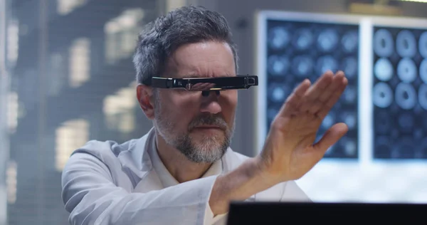 Médico masculino analizando con tecnología VR — Foto de Stock