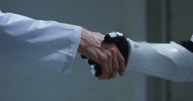 İnsan ve robot el sıkışıyor.
