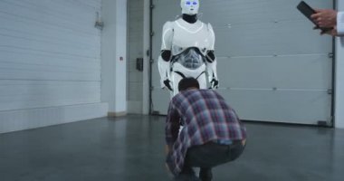 Mühendisler bir robot tekme becerileri test
