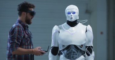 Robotların el hareketini kontrol eden mühendis