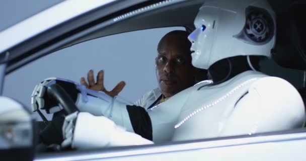 Científicos probando un robot de conducción de automóviles — Vídeos de Stock