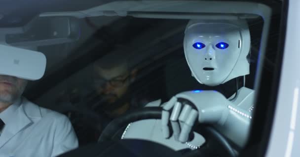 科学家测试汽车驾驶机器人 — 图库视频影像