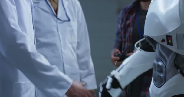 Человек и робот пожимают друг другу руки — стоковое видео