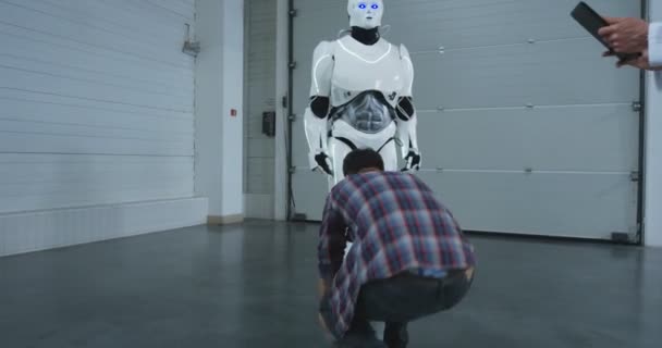 Ingenieure testen Fähigkeiten eines Roboters beim Kicken — Stockvideo