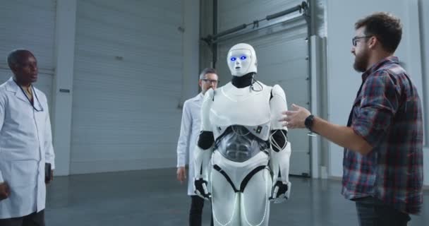 Naukowcy badają ruchy rąk robotów — Wideo stockowe