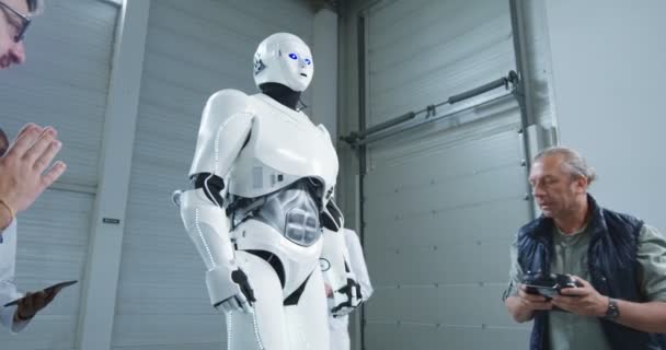 Wetenschappers testen robots beweging — Stockvideo