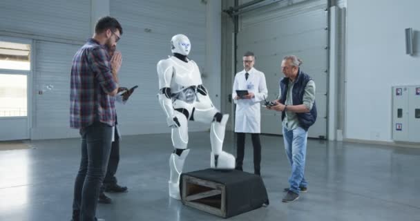 Cientistas testando o movimento de robôs — Vídeo de Stock