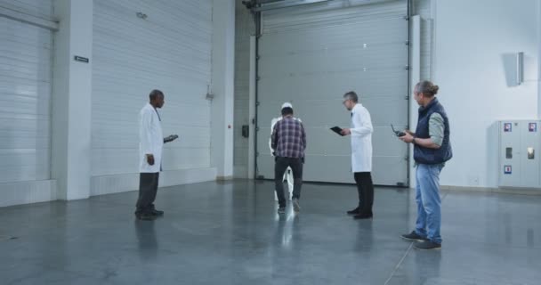 Vědci testali robotům ruční pohyby — Stock video