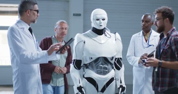 Científicos probando un movimiento de brazos de robots humanoides — Vídeos de Stock