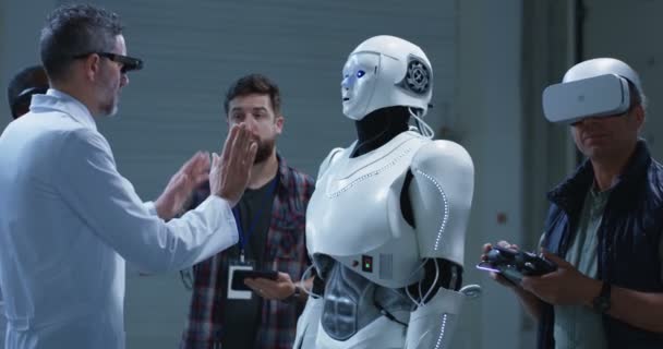 Científicos probando gestos de robots — Vídeo de stock