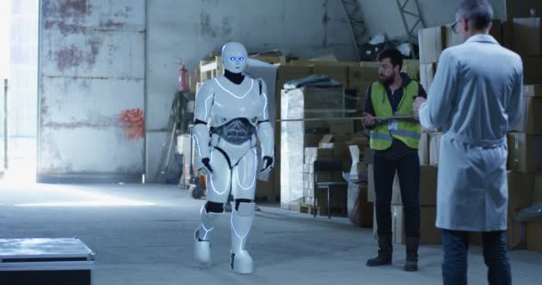 Ingenieros experimentando con robot — Vídeo de stock