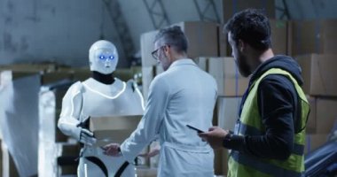 Robot bir depoda teknisyenler için kutu getiren