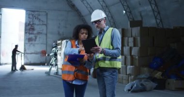 Arka planda çalışan robot lar konuşurken konuşan mühendisler