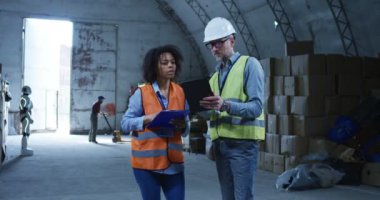 Arka planda çalışan robot lar konuşurken konuşan mühendisler