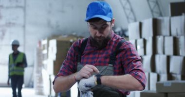 Depoda telefon kullanan bir işçi.