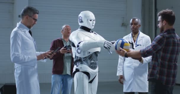 Forskare testar en humanoid robotar handrörelse — Stockvideo