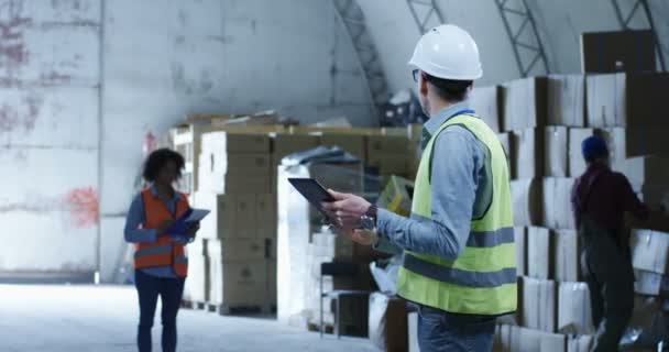 Manager praat met zijn medewerkers — Stockvideo