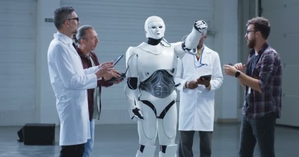 Bilim adamları insansı robotlar el hareketi test — Stok video