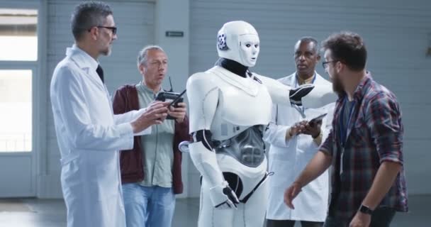 Forskare testar en humanoid robotar handrörelse — Stockvideo