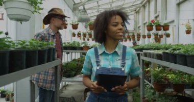 Serada fotoğraf çeken kadın bahçıvan