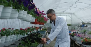 Serada fotoğraf çeken adam