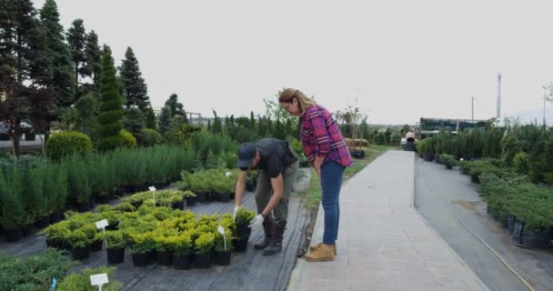 Tuinders wandelen in de kwekerij tuin — Stockvideo