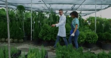 Bahçede yürüyen bahçıvanlar