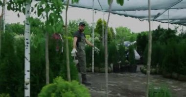 Bahçede yürüyen bahçıvanlar