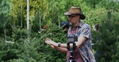 Erkek bahçıvan kamerakonuşuyor