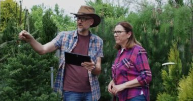 Bahçıvanlar kreş bahçesinde tablet kullanarak